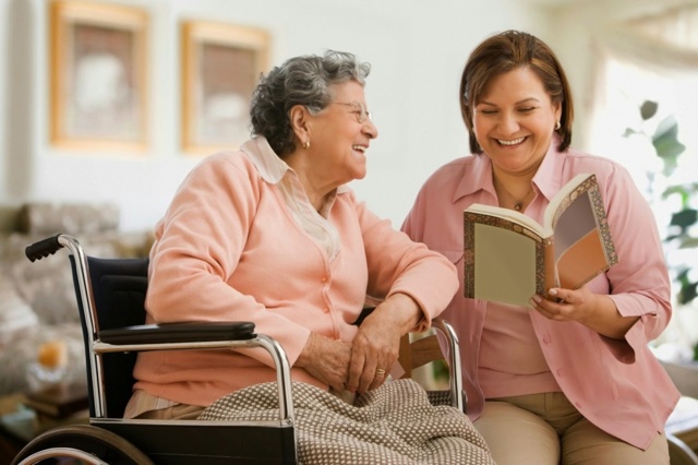 Догляд на дому за людьми похилого віку старше 80 років: основні правила, хто має право на отримання допомоги від соціального працівника і його обов'язки